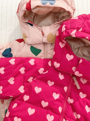 Kind im Winter in der Konges Sløjd Nuka Pufferjacke Amour Jazzy