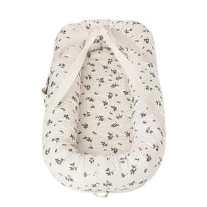 Garbo & Friends Babynest Blueberry aus Bio-Baumwollsatin