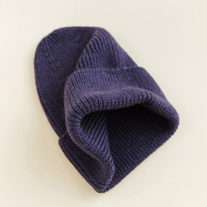 Hvid Beanie Fonzie in Purple, seitliche Ansicht
