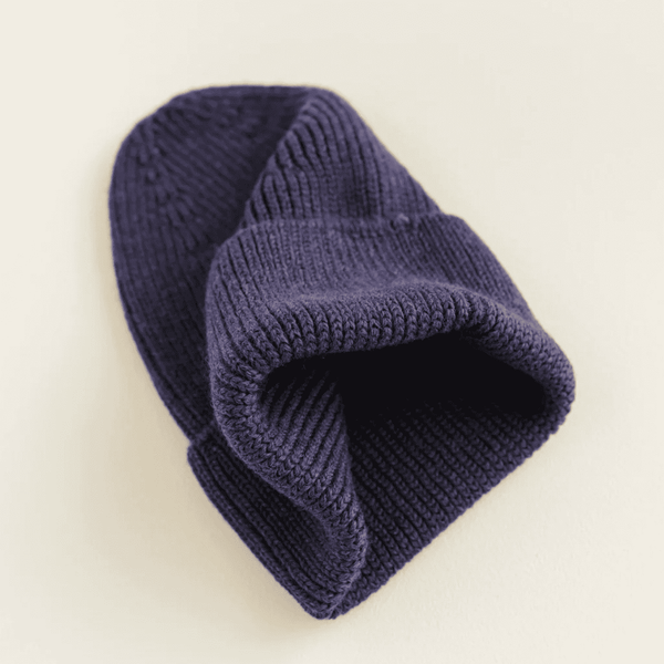 Hvid Beanie Fonzie in Purple, seitliche Ansicht