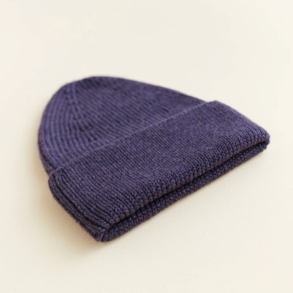 Hvid Beanie Fonzie Purple, Detail der Strickstruktur
