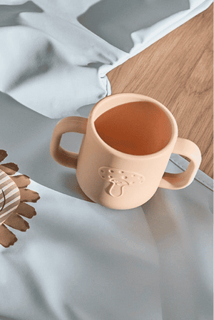 Zwei Kappu Kindertrinkbecher von OYOY nebeneinander