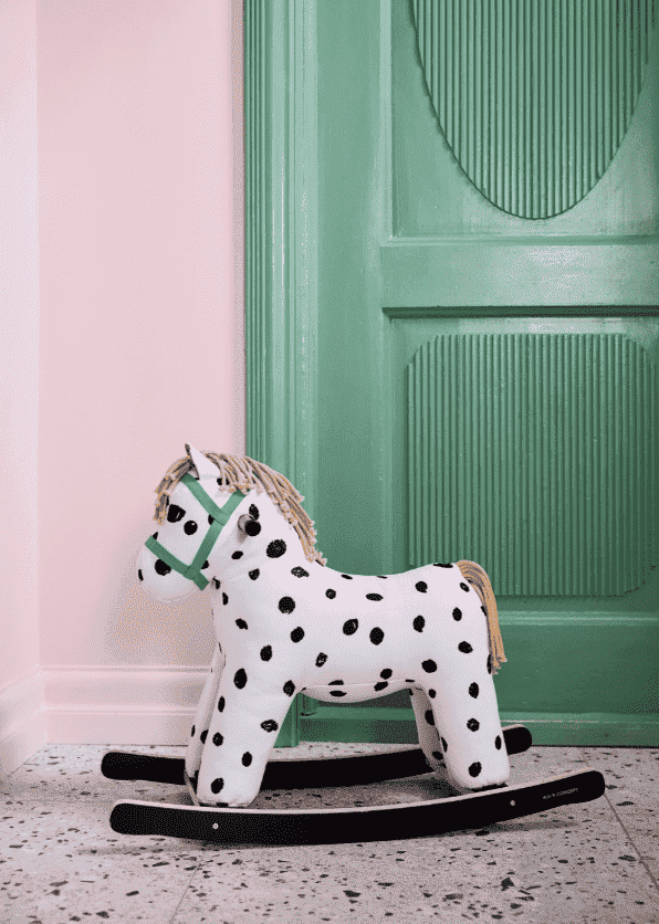 Schaukelpferd Pippi von Kids Concept im Kinderzimmer