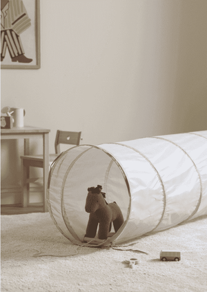 Hellblauer Spieltunnel von Kids Concept zum Durchkrabbeln