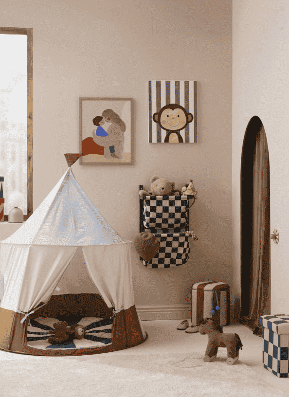 Blaues Zirkus-Spielzelt von Kids Concept im Kinderzimmer