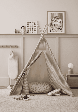 Beiges Spielzelt Tipi von Kids Concept mit Holzstangen, Seitenansicht