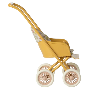 Gelber Mikro-Kinderwagen von Maileg mit vier Rädern und gepolsterter Sitzfläche