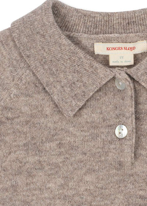 Konges Sløjd Basi Poloshirt – Polokragen und Knopfleiste im Detail