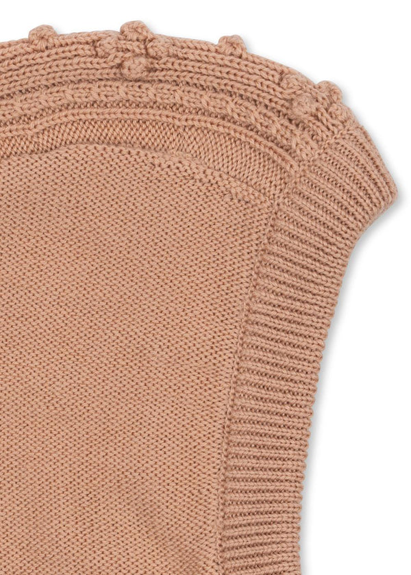 Cabby Balaclava Maple Sugar von Konges Sløjd von hinten mit Halsabschluss