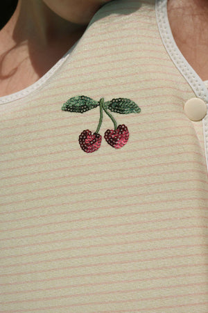Kind trägt die Cherry Schwimmweste von Konges Sløjd