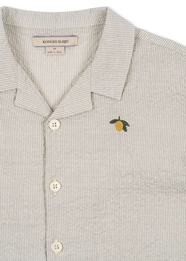 Knopfleiste des Elliot Hemds Quarry Stripe von Konges Sløjd im Detail