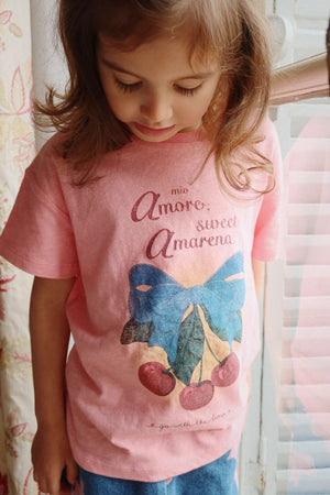 Kind trägt das Era T-Shirt Peony von Konges Sløjd