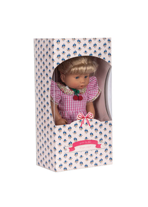 Gerda Puppe von Konges Sløjd in der Geschenkverpackung