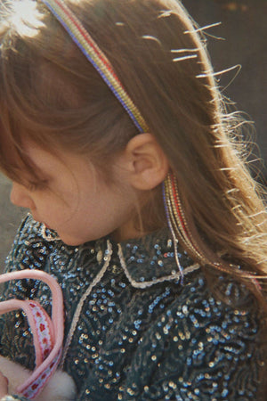 Glitzer-Haarreif Rainbow von Konges Sløjd im Kinderhaar kombiniert