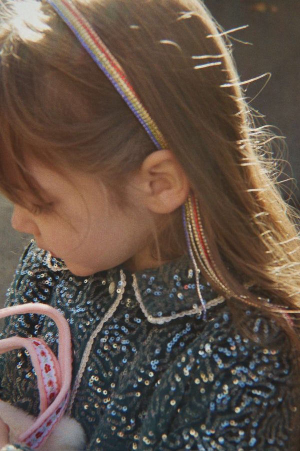 Glitzer-Haarreif Rainbow von Konges Sløjd im Kinderhaar kombiniert