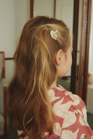 Kinderfrisur mit dem Haarschmuck-Set Swan von Konges Sløjd