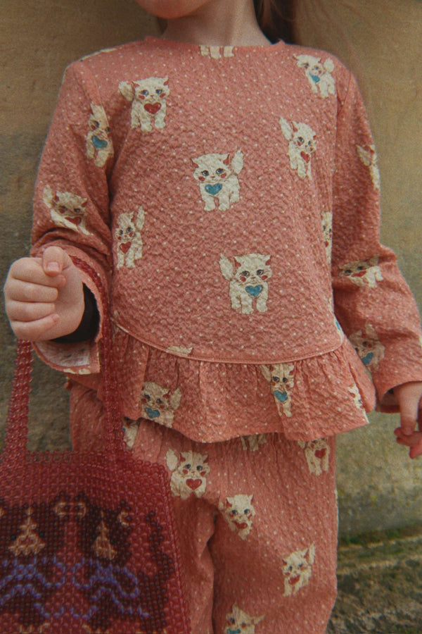Mädchen mit der Kitty Perla Handtasche von Konges Sløjd
