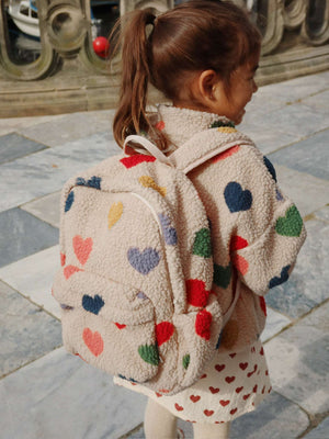 Kind trägt die Jody Teddyjacke Bon Coeur Coloré von Konges Sløjd