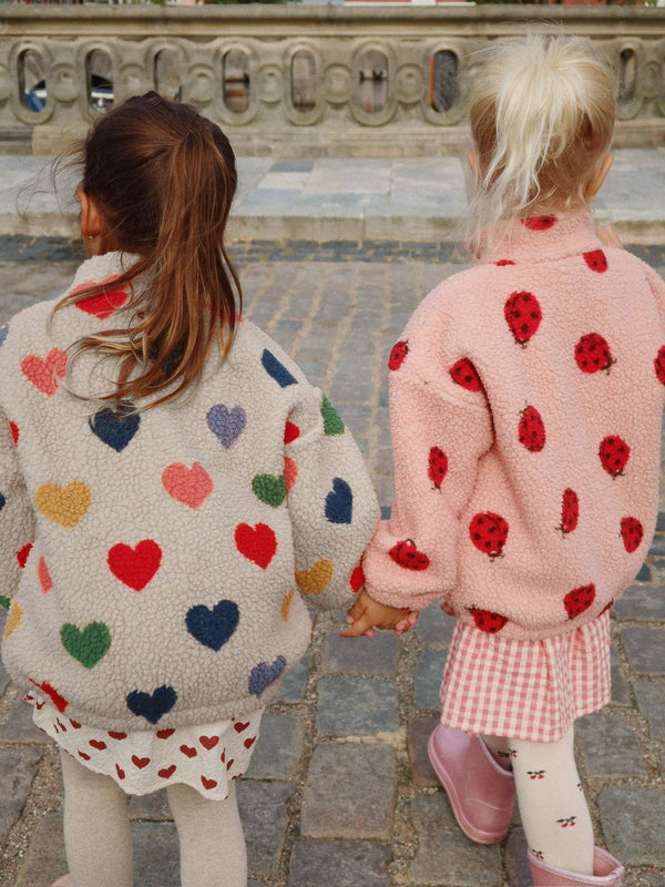 Jody Teddyjacke von Konges Sløjd im Outfit mit Herzmuster-Print