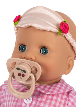 Lulu Puppe von Konges Sløjd im zweiteiligen Pyjama