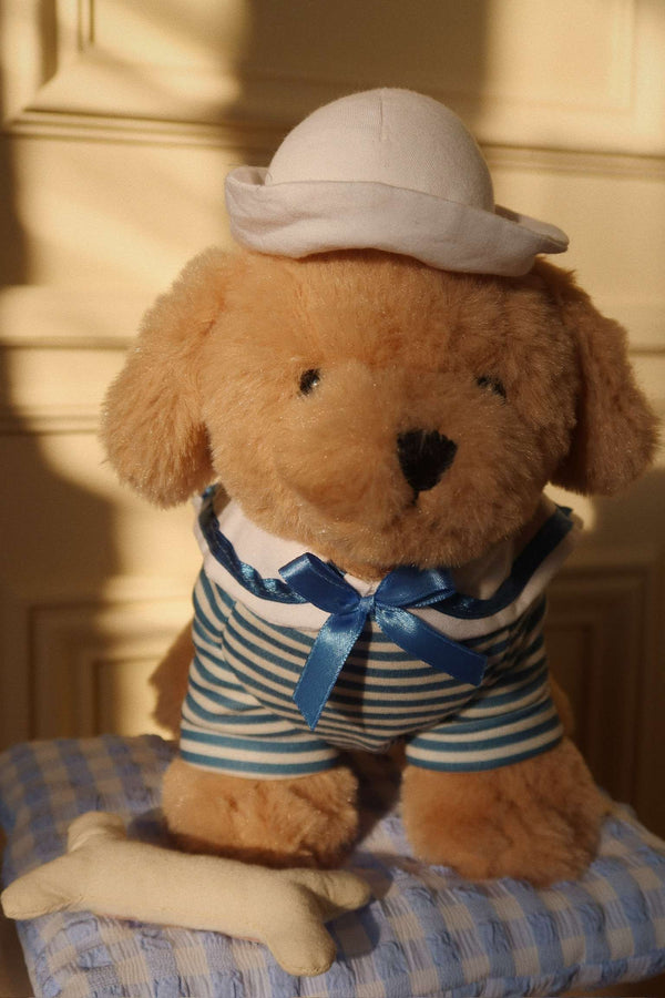 Kind spielt mit dem Milou Hündchen von Konges Sløjd