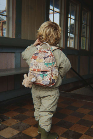 Kind trägt den Juno Mini-Rucksack von Konges Sløjd