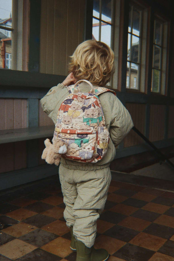 Kind trägt den Juno Mini-Rucksack von Konges Sløjd