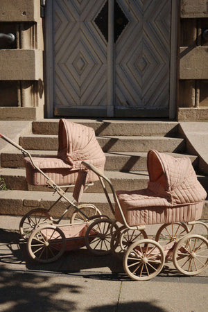 Minnie Puppenwagen von Konges Sløjd mit Bezug aus 100 % Baumwolle