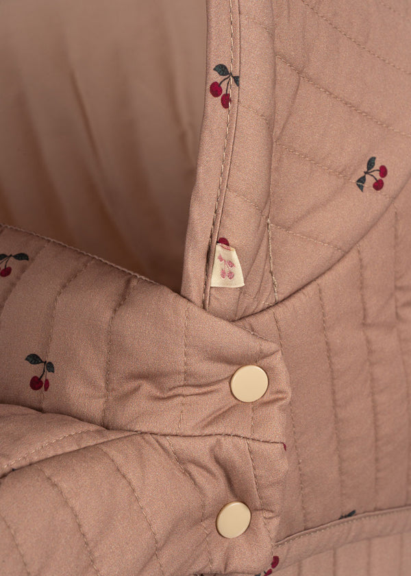Vier grosse Räder am Minnie Puppenwagen Cherry Blush von Konges Sløjd