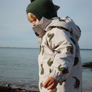 Kind in Konges Sløjd Mismou Winterjacke Crocodile draußen