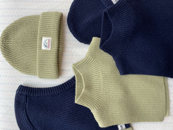 Basil Mütze und Halswärmer von Konges Sløjd im Flatlay