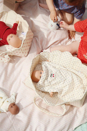 Konges Sløjd Mini-Puppe Cherry im Spiel mit weiteren Puppen