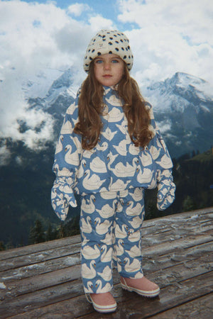Kind trägt die Fäustlinge Nohr Swan von Konges Sløjd zur Winterjacke der gleichen Serie