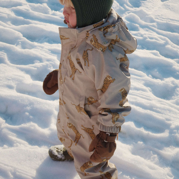 Konges Sløjd Nohr Fäustlinge Walnut im Winter-Outfit