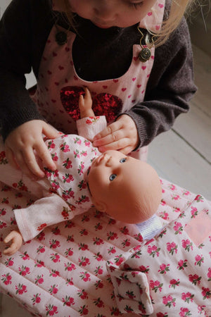Puppen Nursery Set Rosie Rose von Konges Sløjd im Rollenspiel