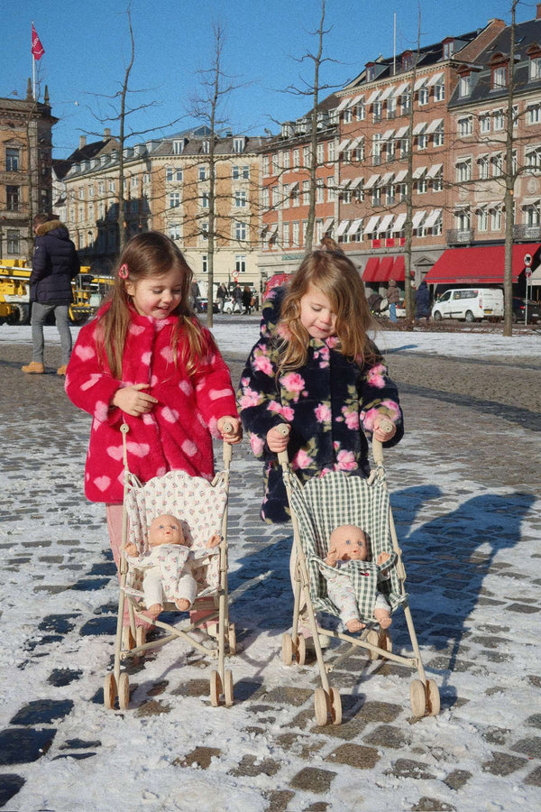 Konges Sløjd Puppenwagen im Kinderzimmer mit Puppen und Kuscheltieren