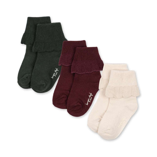 3er-Pack Rüschensocken Green Mix von Konges Sløjd, alle drei Paar nebeneinander