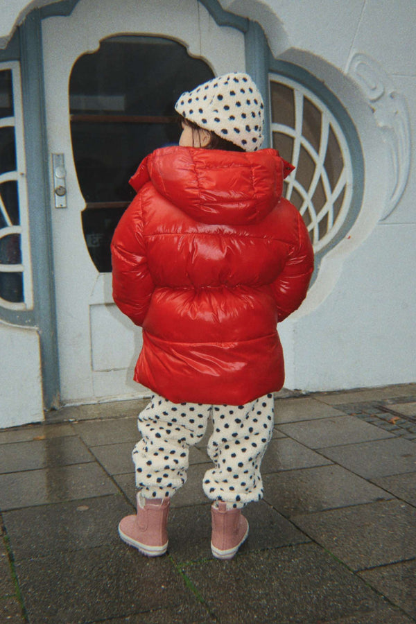 Kind trägt die Seanna Winterjacke von Konges Sløjd im klassischen, geräumigen Schnitt