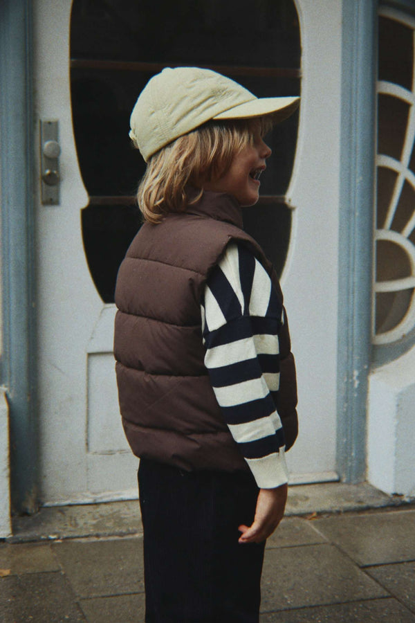 Steppweste Alpi Chocolate Brown von Konges Sløjd über dem Pullover