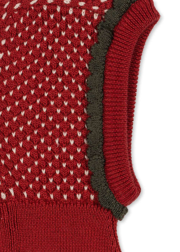 Konges Sløjd Strawberry Balaclava in True Red – gerippte Abschlüsse im Detail