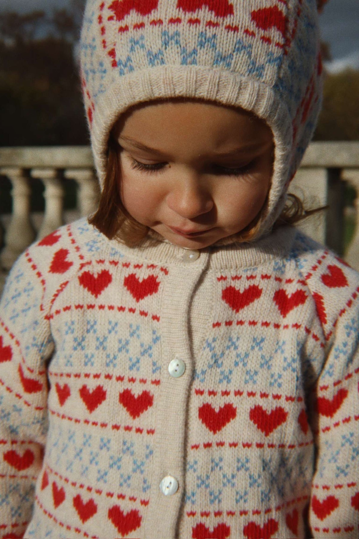 Kind in der Strickjacke Belou Heart von Konges Sløjd