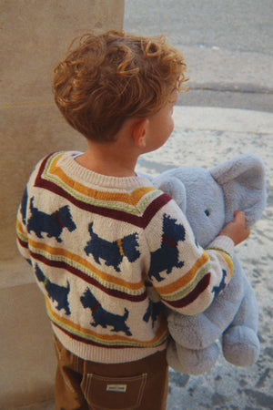 Kind im Strickpullover Belou Piccolo Scottie von Konges Sløjd