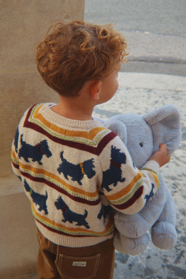 Kind im Strickpullover Belou Piccolo Scottie von Konges Sløjd