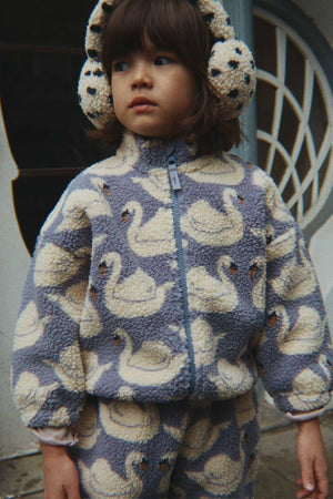 Kind trägt die Konges Sløjd Teddyjacke Jody Swan