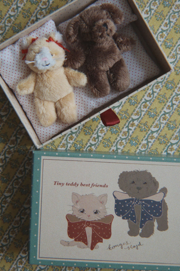 Kind hält die beiden Tiny Teddys von Konges Sløjd im Green-Stripe-Look in der Hand