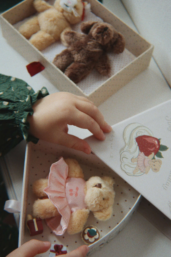 Kind mit dem Tiny Teddy Birthday Cherry von Konges Sløjd