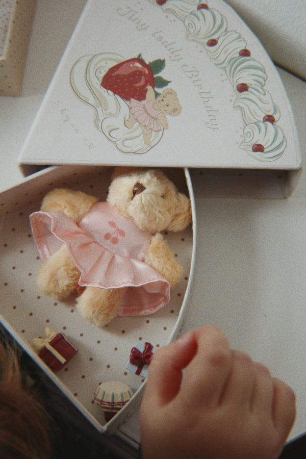 Tiny Teddy Birthday Cherry von Konges Sløjd als Geschenkidee