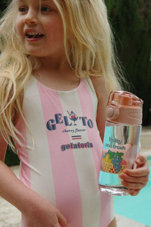 Trinkflasche Fruity & Fresh von Konges Sløjd unterwegs im Kindergartenalltag