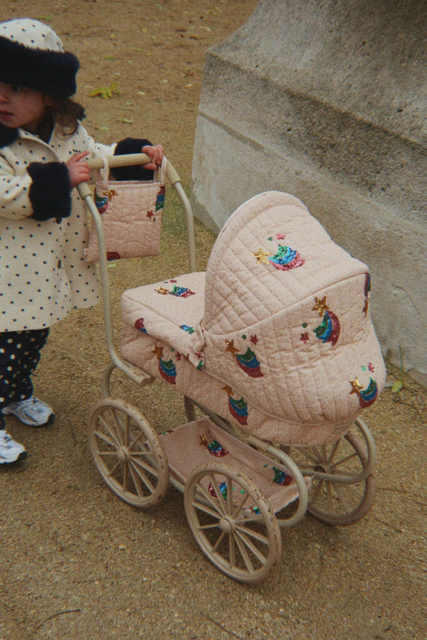Puppenwagen Minnie von Konges Sløjd im Vintage-Stil, aufgestellt im Kinderzimmer