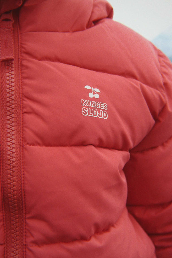 Winterjacke Alpi Cardinal von Konges Sløjd mit Kapuze getragen